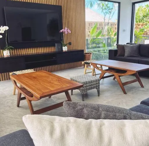 Grande Moderne 5 Flamboyant Villa